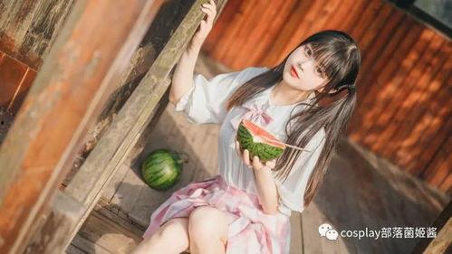 吃瓜夏日少女,吃瓜少女的悠闲时光