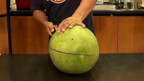 吃瓜群众新吃法,吃瓜群众解锁创意吃瓜新姿势