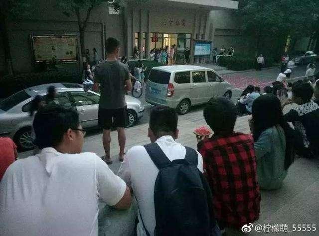 学校吃瓜看人打架,吃瓜群众围观打架现场